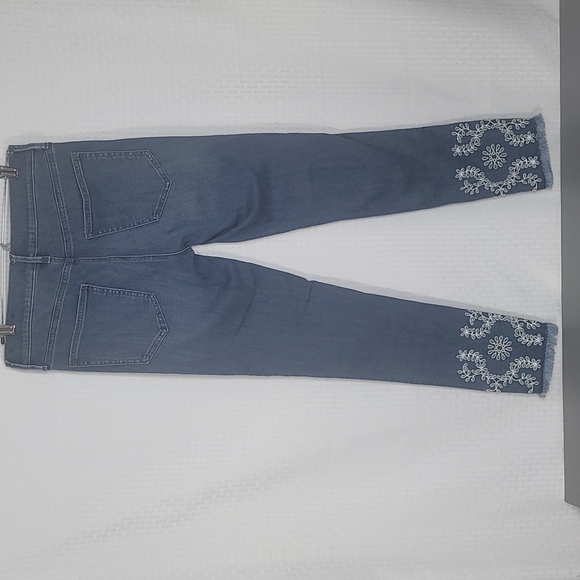 Ann Taylor The Skinny jeans size 2 embroidered detail frayed hem excellent cond - Picture 5 of 7